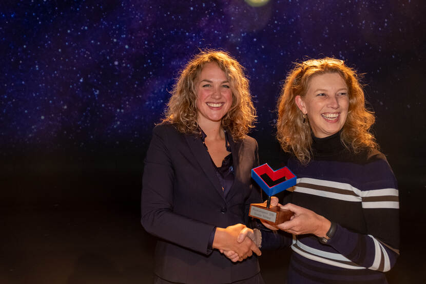 Susan Lammers (rechts) reikt de trofee uit aan Boukje Schaap (links), winnaar Museumtalent 2019, tijdens het Museumcongres in Kerkrade. Foto: Tetsuro Miyazaki