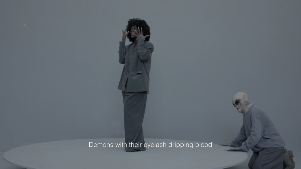Silvia Martes, To Confirm That You Are Not a Robot, Place a Check in the Box Next to “I’m Not a Robot” (video still), 2021 Eenkanaals film-installatie, grijstinten en kleur, 21 min., 21 sec.