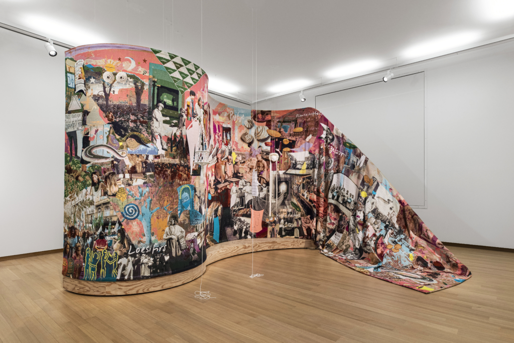 Mercedes Azpilicueta, Potatoes, Riots and Other Imaginaries, 2021 Jacquardgeweven tapijt, objecten, kledingstukken en geluid. Foto: Daniel Nicolas