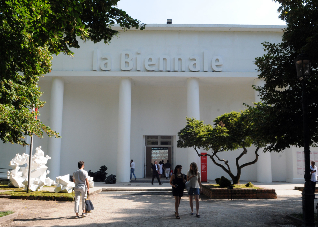 Het centrale paviljoen in de Giardini van de Biënnale van Venetië. 