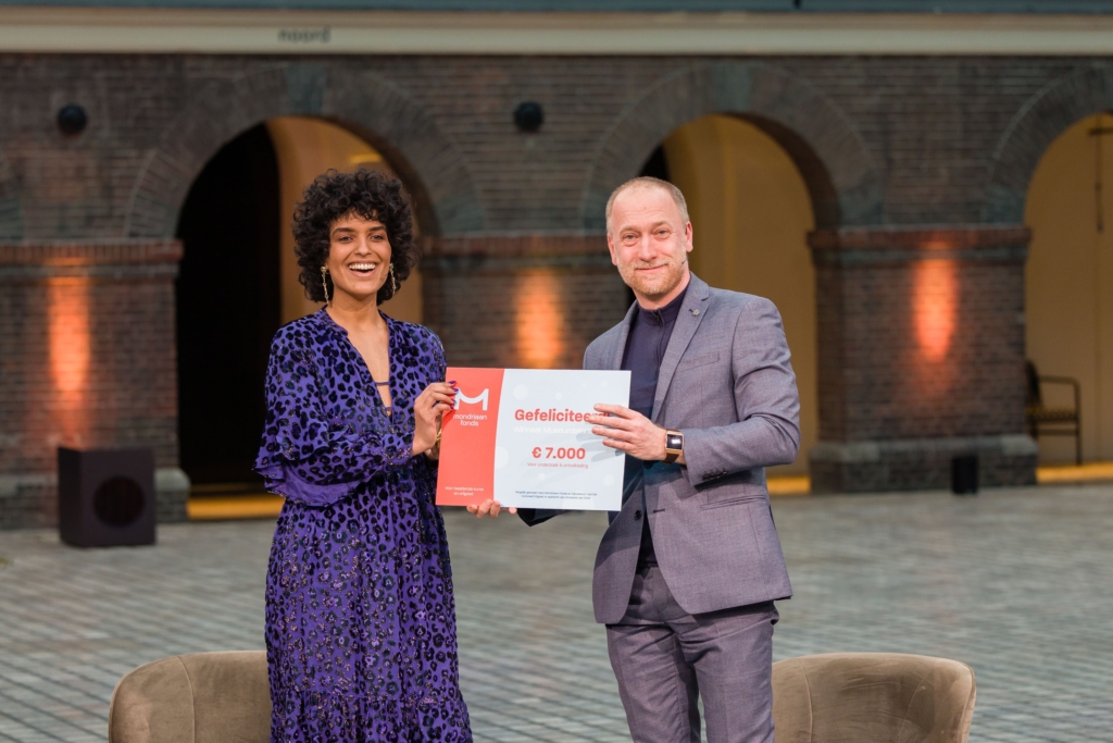 Eelco van der Lingen, directeur Mondriaan Fonds, met Museumtalent 2021 Setareh Noorani. Foto: Paul Tolenaar 