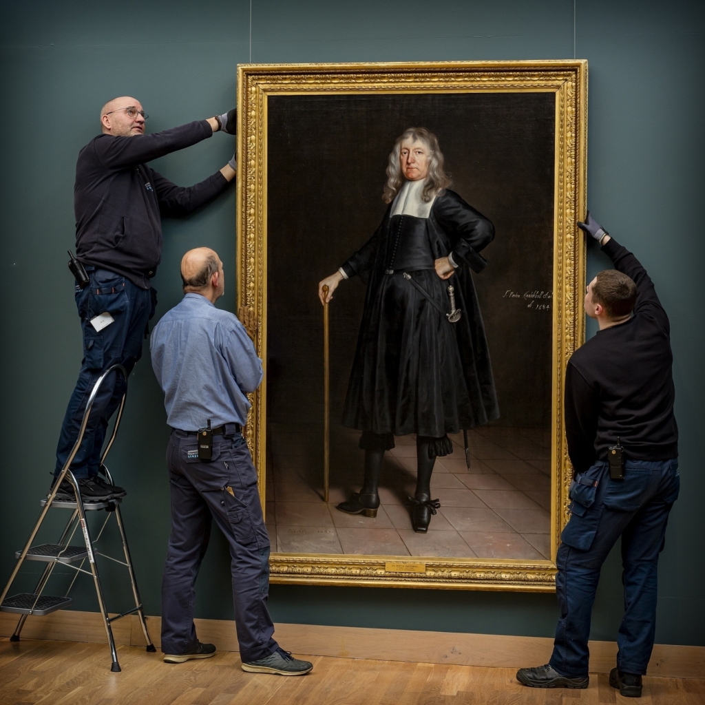 Hangmoment van schilderij op zaal. Foto: Peter den Ouden.