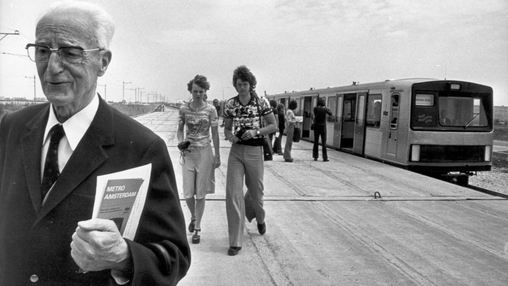 Juni 1975: De eerste rit met de Zilvermeeuw in Bijlmermeer