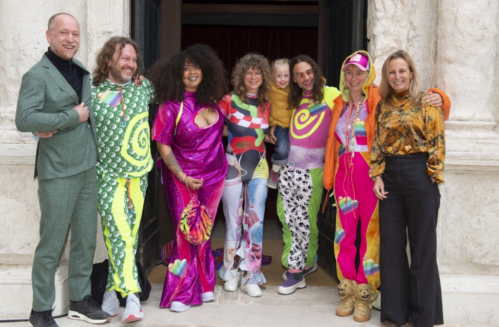 Opening 'When the body says Yes' v.l.n.r. Eelco van der Lingen, Geir Haraldseth, Soraya Pol, Orlando Maaike Gouwenberg, Théo Demans, melanie bonajo, Barbera Wolfensberger. Foto: Valter Parisotto