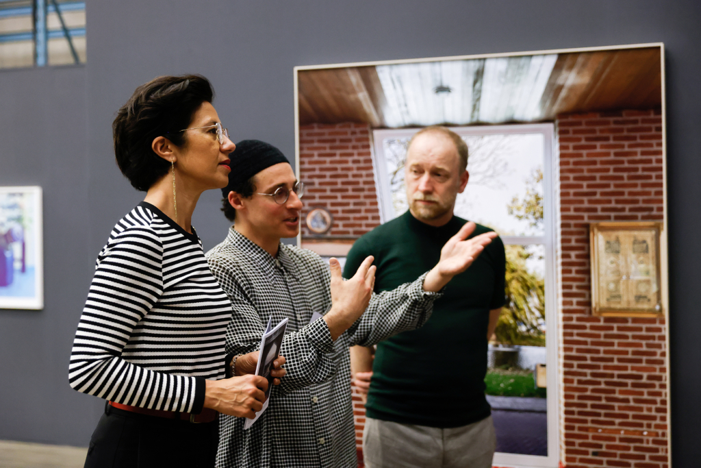 Staatssecretaris Gunay Uslu in gesprek met kunstenaar Marwan Bassiouni. Prospects 2022 tijdens Art Rotterdam. Foto: Aad Hoogendoorn