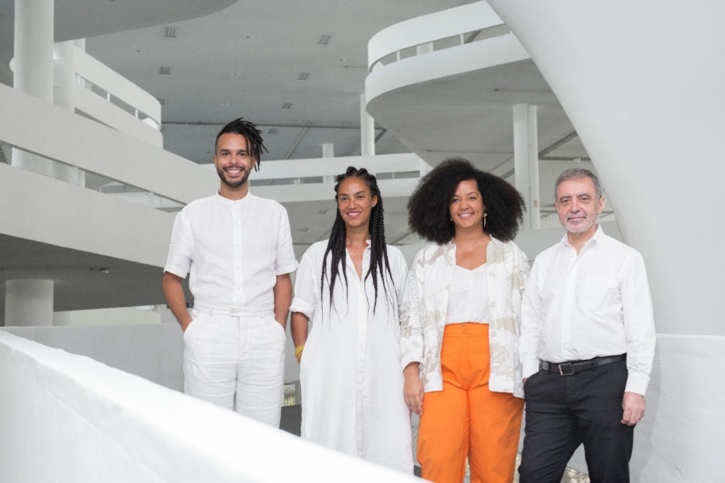 Curators van de 35ste Bienal de São Paulo, v.l.n.r.: Hélio Menezes, Grada Kilomba, Diane Lima en Manuel Borja-Villel. Foto: Levi Fanan voor Fundação Bienal de São Paulo