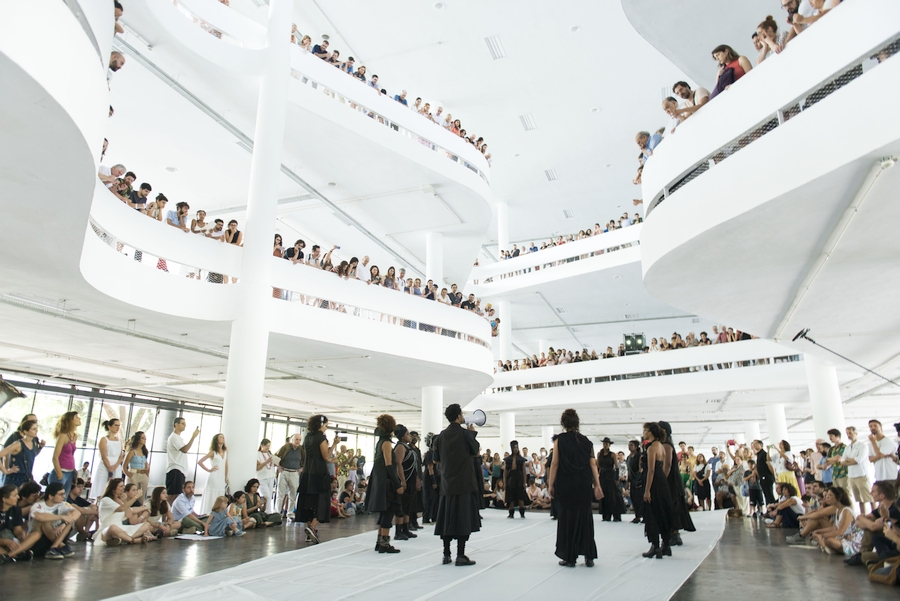 Performance A Maze in Grace door Neo Muyanga, met Legítima Defesa en Bianca Turner, opening van de 34ste Bienal de São Paulo. Foto: Levi Fanan.