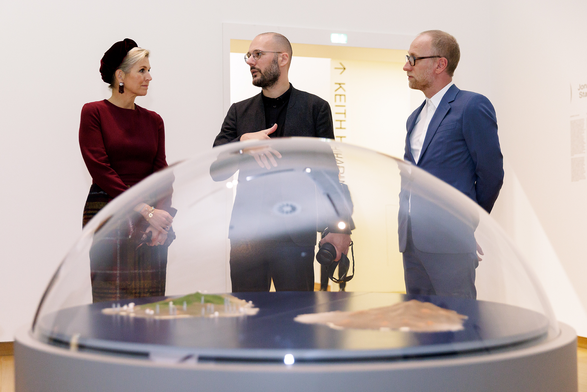 Hare Majesteit Koningin Máxima, Jonas Staal (winnaar Prix de Rome 2023) en Eelco van der Lingen (directeur Mondriaan Fonds). Foto: Aad Hoogendoorn.