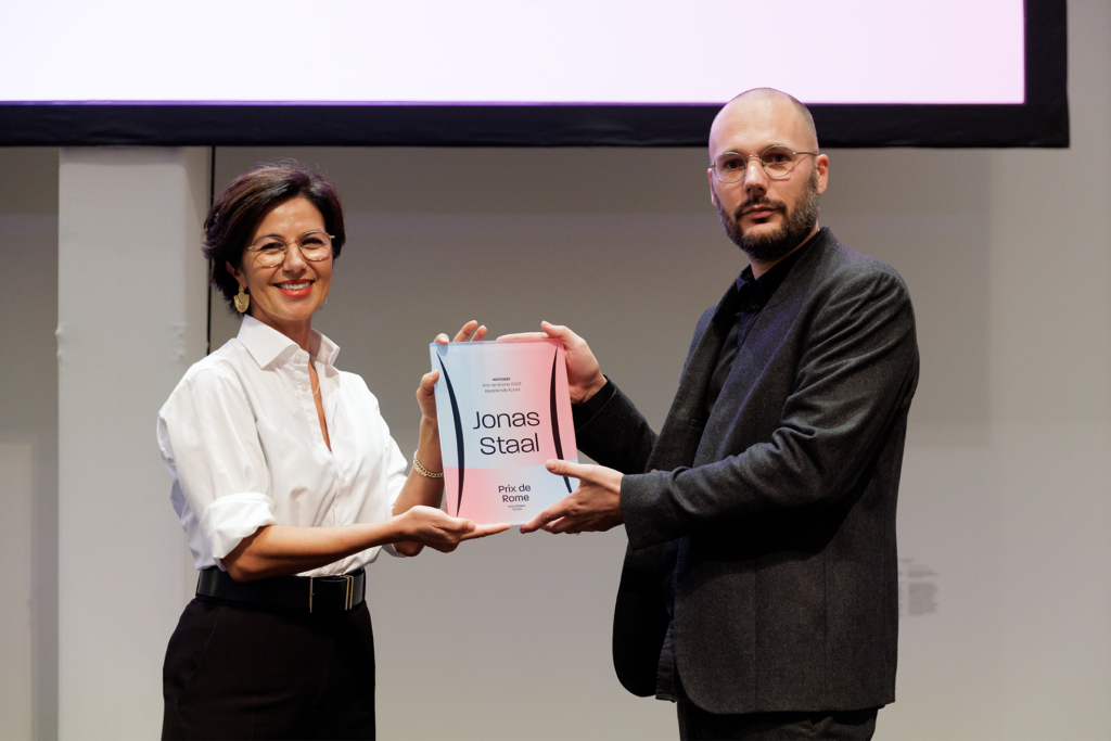 State Secretary Uslu (Culture and Media) and Prix de Rome 2023 winner Jonas Staal. Photo: Aad Hoogendoorn.