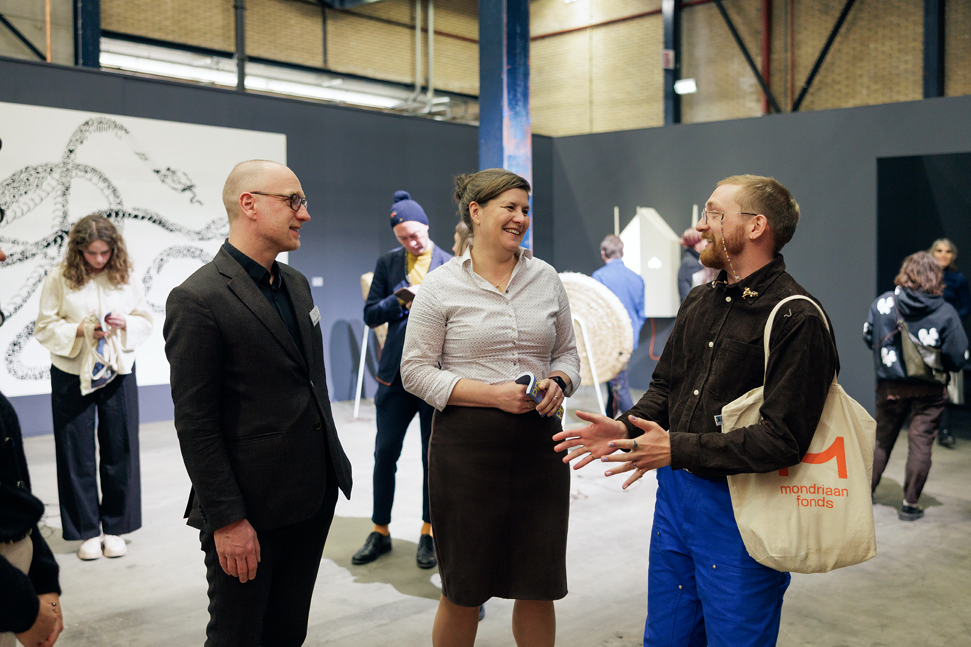 Eelco van der Lingen, Staatssecretaris Cultuur en Media Fleur Gräper – van Koolwijk in gesprek met kunstenaar Michal Kruger op Prospects 2024. Foto door Aad Hoogendoorn.