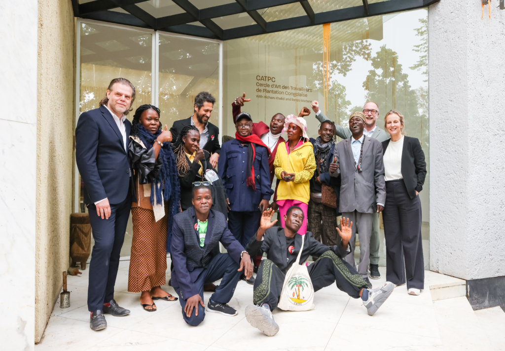 Renzo Martens, Hicham Khalidi, Alphonse Bukumba,
Mbuku Kimpala, René Ngongo, Philomène Lembusa, Sara Mapaya, Jean Kimwanga, Ced'art Tamasala, Matthieu Kasiama, 
Blaise Mandefu, Eelco van der Lingen en directeur-generaal Cultuur & Media Barbera Wolfensberger. Foto: Peter Tijhuis. 