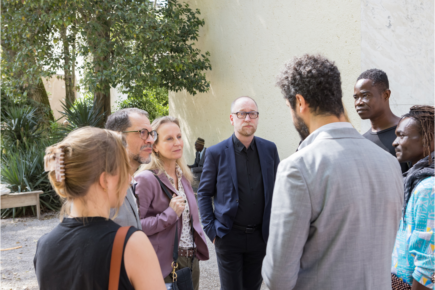 Directeur-generaal Cultuur en Media Barbera Wolfensberger in gesprek met curator Hicham Khalidi en CATPC kunstenaars Matthieu Kasiama en Ced'art Tamasala. Foto: Peter Tijhuis. 