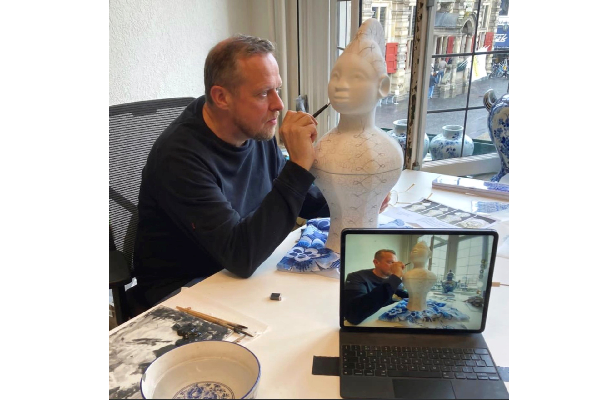 Boris van Berkum schetst op Kabra Blauw beeld
