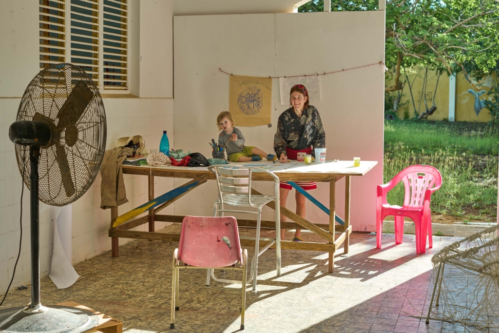 Beeldend kunstenaar en filmproducente Josefin Arnell bij residency Instituto Buena Bista Curaçao. Foto: Lukas Heistinger
