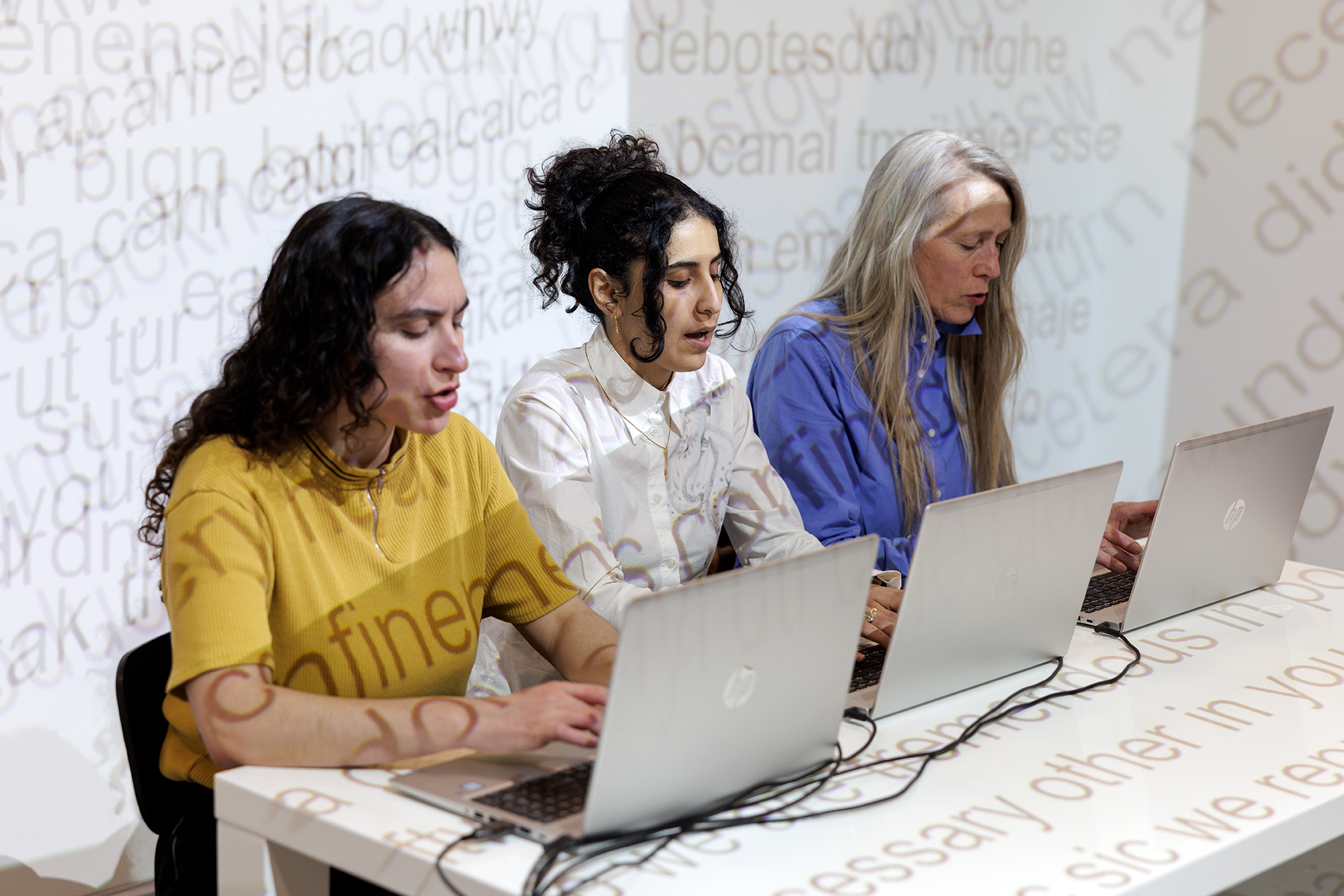 Performance door Antrianna Moutoula, citstions citatipns citations sre bricks, 2025. Foto door Aad Hoogendoorn. 