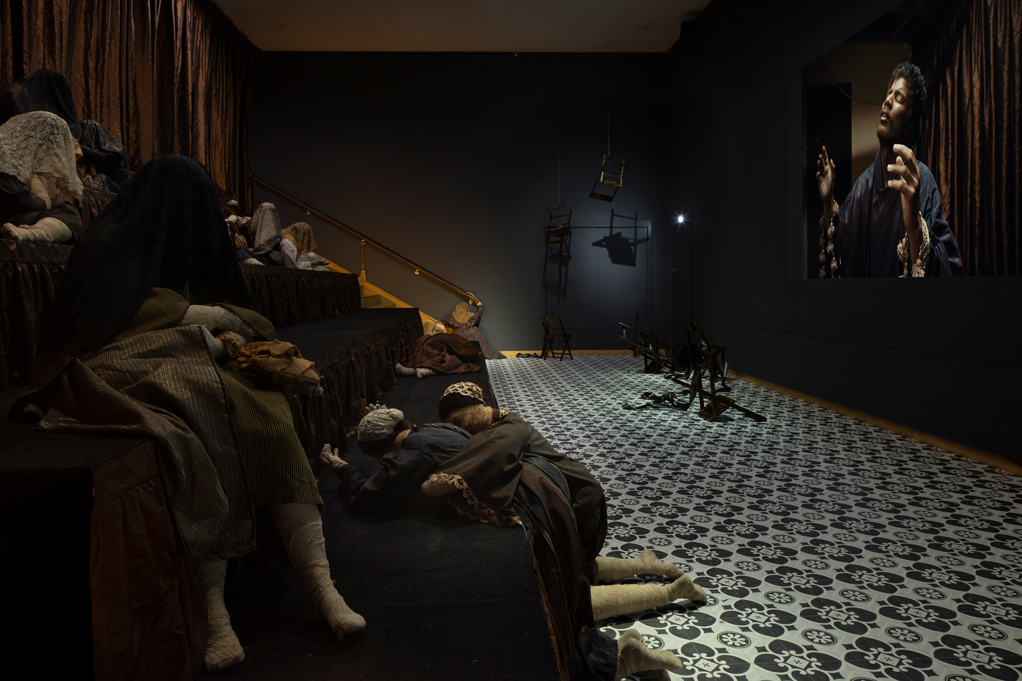 Kevin Osepa, Lusgarda, 2025. Mixed media-installatie met video (kleur, geluid, 19 min., 08 sec.) met dank aan de kunstenaar. Foto: Peter Tijhuis