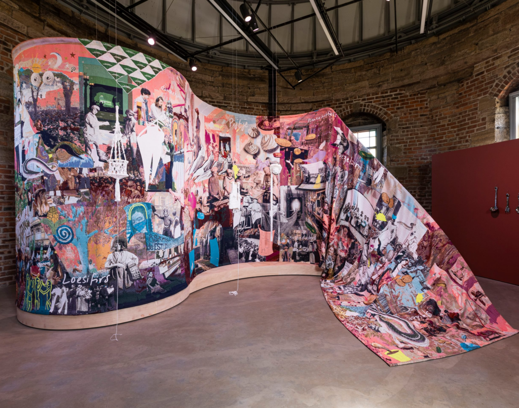 Mercedes Azpilicueta, Fire on the Mountain, Light on the Hill (installatiebeeld), 2025. Foto: Eoin Carey