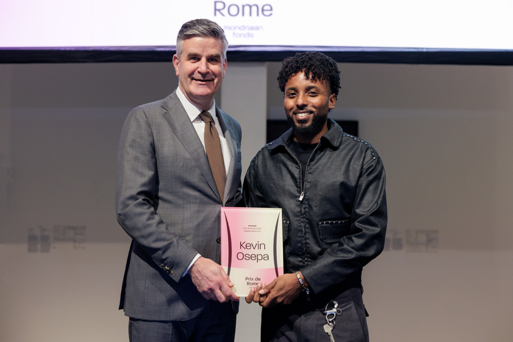 Staatssecretaris Koen Becking (Onderwijs, Cultuur en Wetenschap) en winnaar Kevin Osepa. Foto: Aad Hoogendoorn.