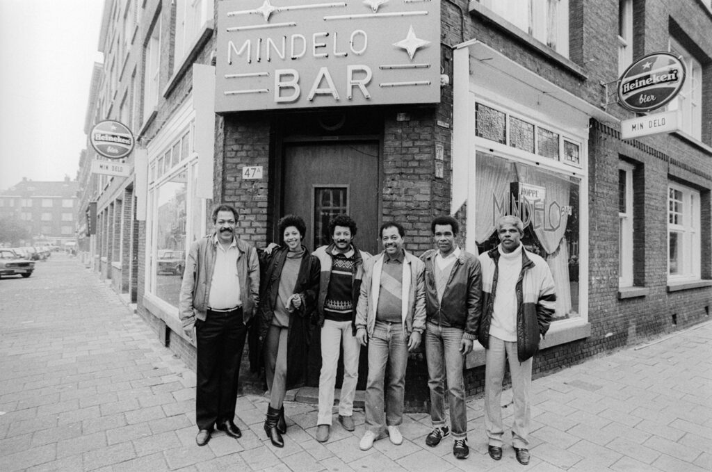 Kaapverdianen voor de Mindelo Bar, Rotterdam, 1985. Foto: Robert de Hartogh © Nederlands Fotomuseum