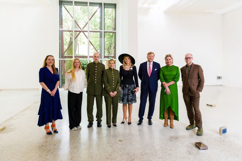 Opening Nederlands Paviljoen. V.l.n.r. Interim-directeur Mondriaan Fonds Eva Postema, performer Jana Jacuka, kunstenaar Dries Verhoeven, curator Rieke Vos, Hare Majesteit Koningin Maxima, Zijne Majesteit Koning Willem-Alexander, minister Rianne Letschert, opdrachtgever namens Mondriaan Fonds Eelco van der Lingen. Foto Willem Popelier.